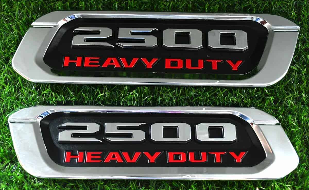 Par de Emblemas Nuevos 2500 para Reemplazo -Cromo