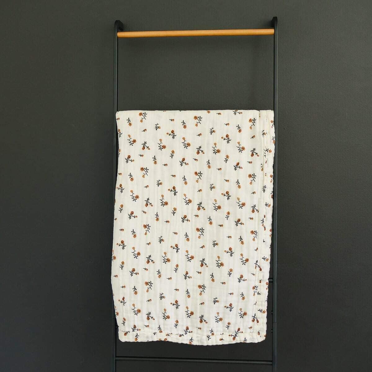 Colcha de Muselina Mebie Baby, Estampado Floral Crema, - Imagen 3