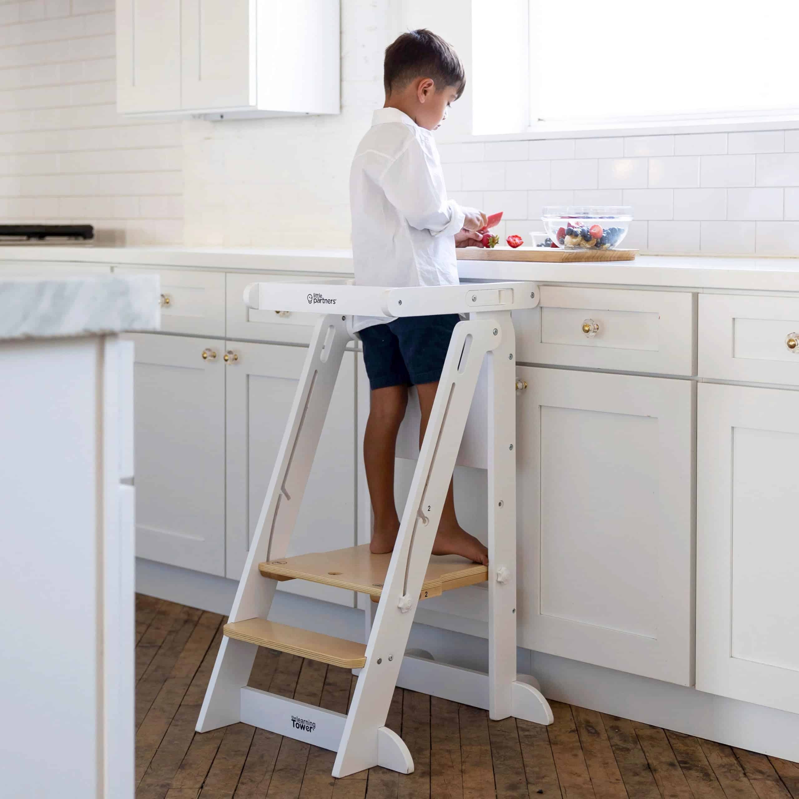 Little Partners Learn 'N Fold Learning Tower Folding Stool - Imagen 3
