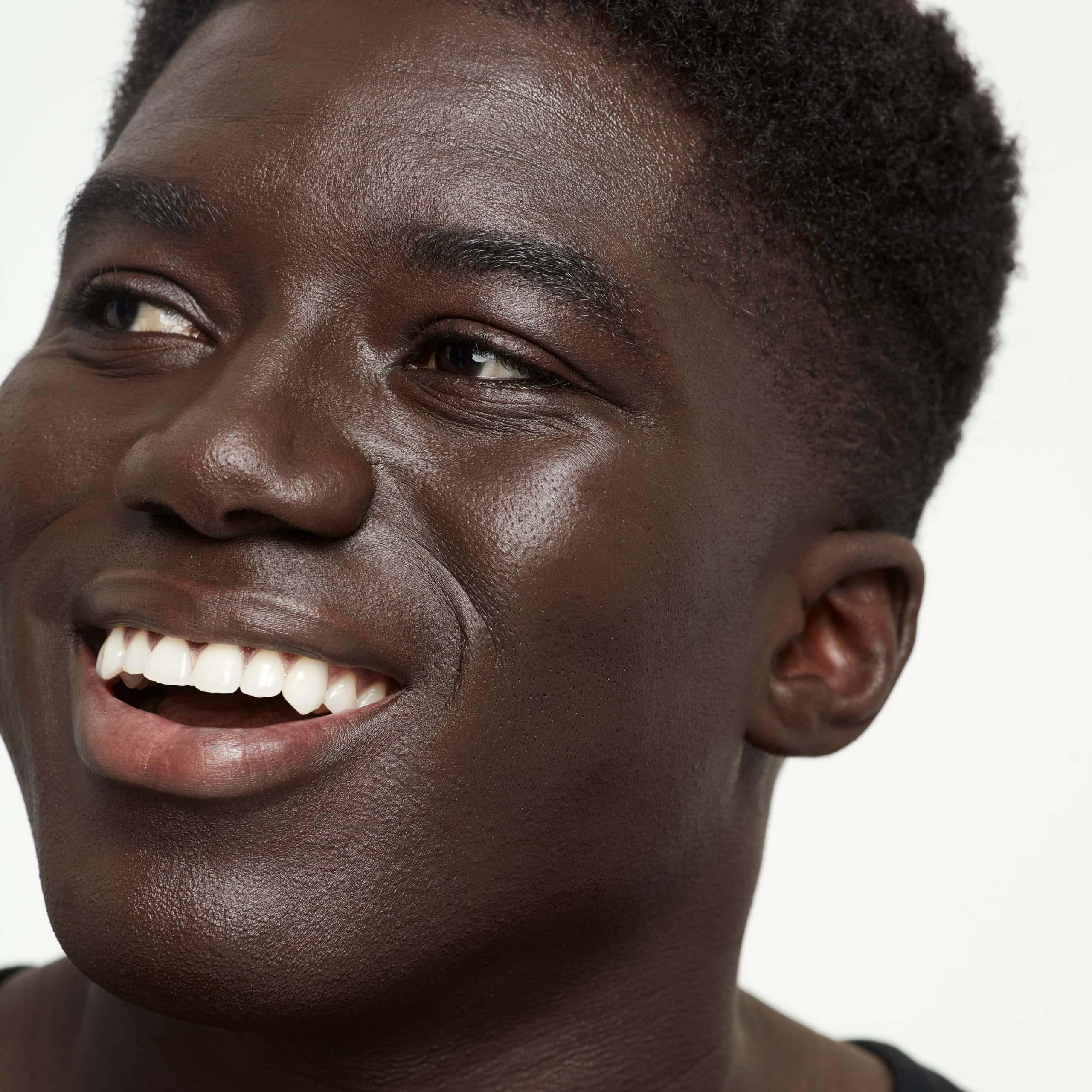 Base líquida Saie Glowy Super Skin Tint - Base de suero - Imagen 4