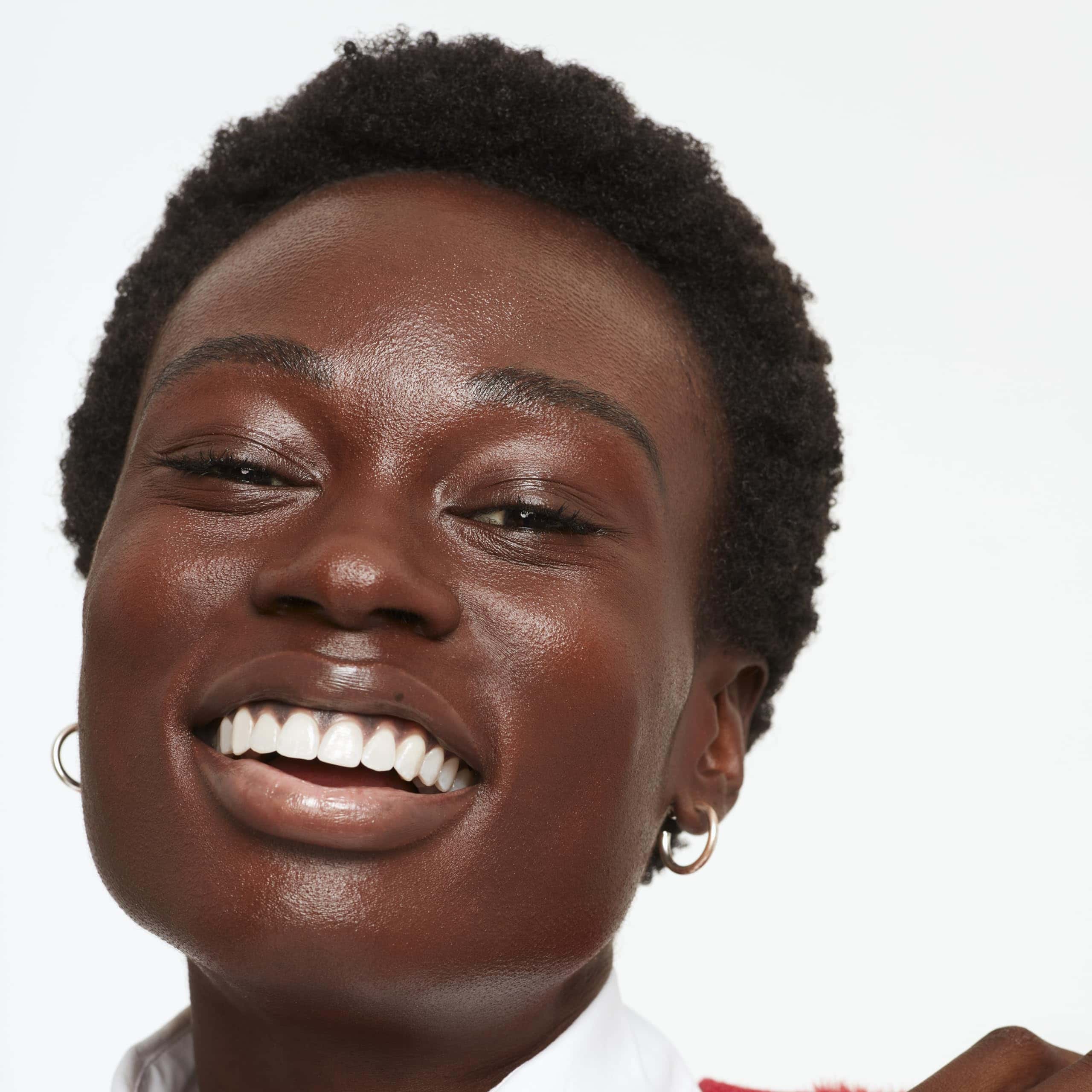 Base de Maquillaje Líquida Saie Glowy Super -Tono 33 - Rico - Imagen 4