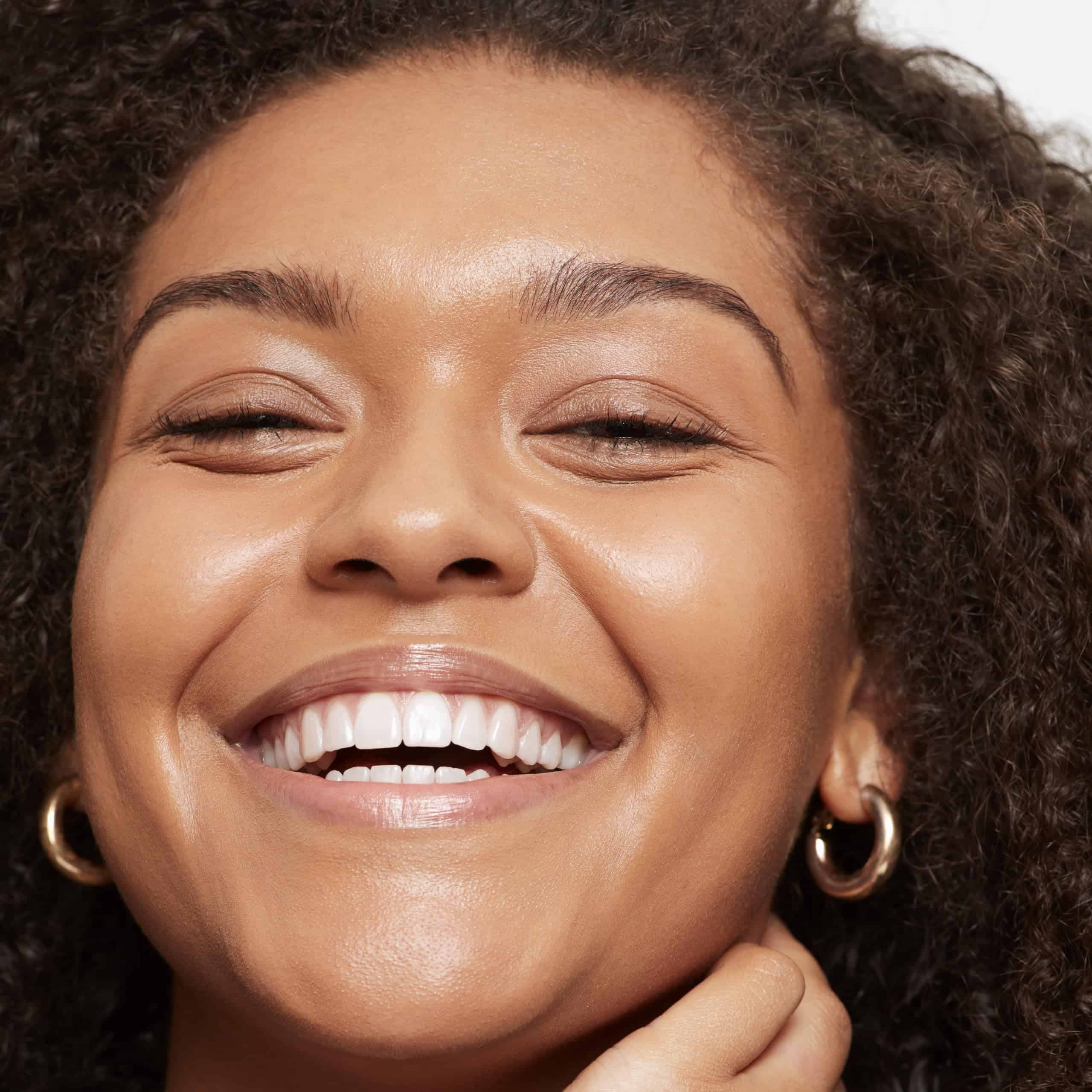 Base líquida Saie Glowy Super Skin Tint Foundation - Base - Imagen 4