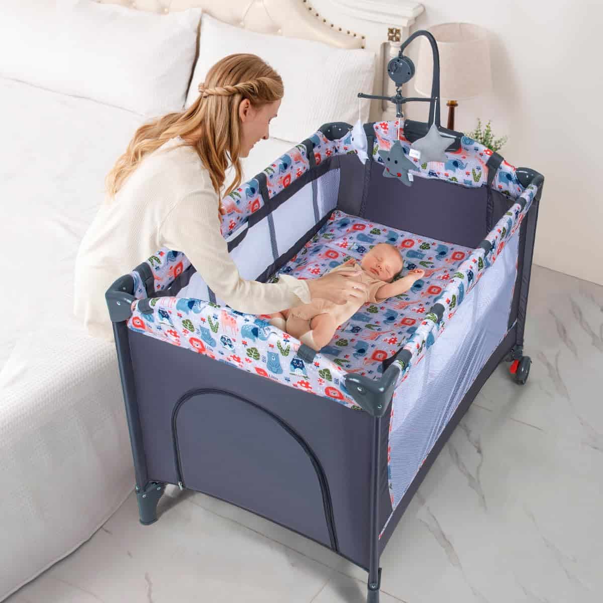 ANNA QUEEN 4-en-1 Pack and Play con Moisés, Cuna Plegable,