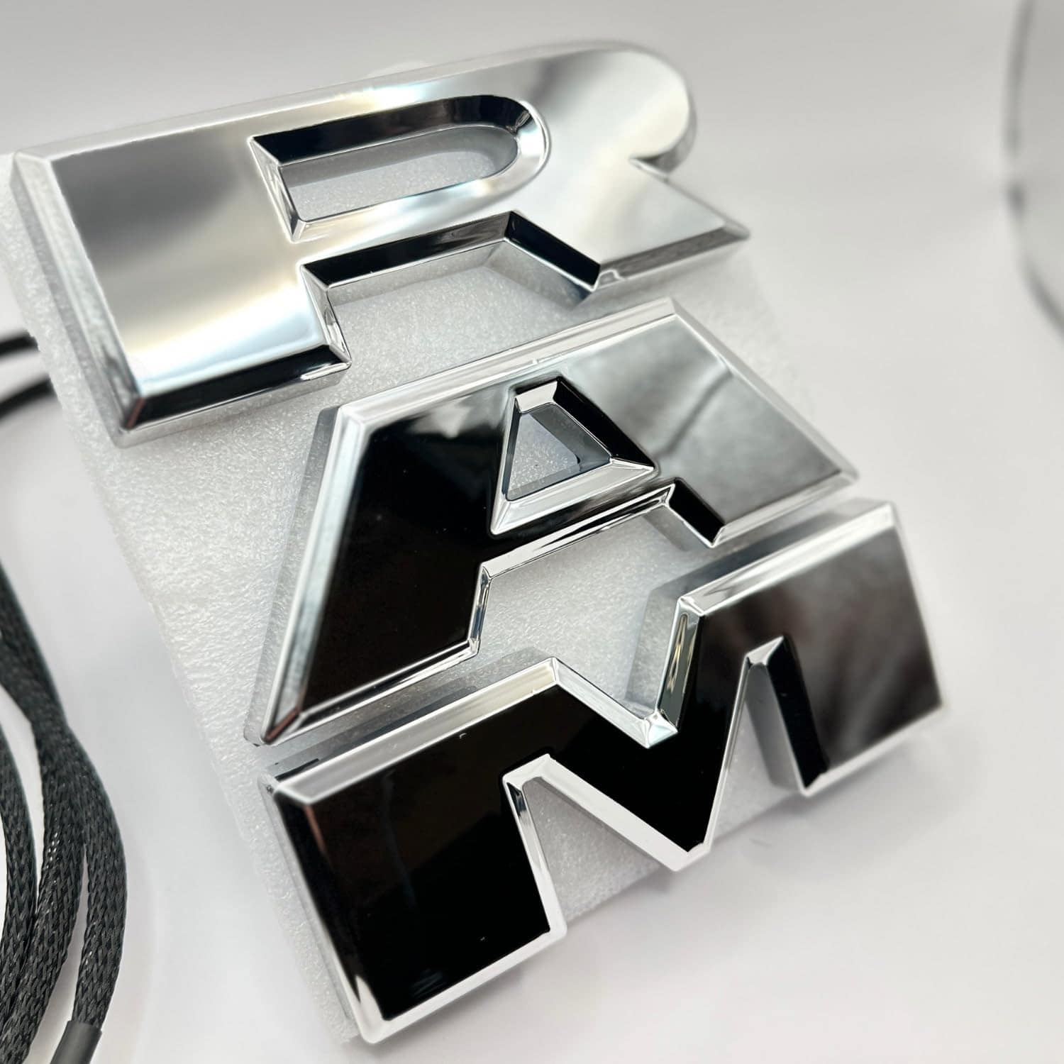 Emblema de parrilla iluminado Autogem 2019-23 RAM, cromado - Imagen 3