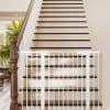 Puerta para bebés extra alta Cumbor de 36" -Blanco