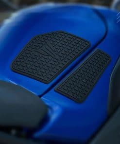 Pad de protección lateral para tanque de combustible para