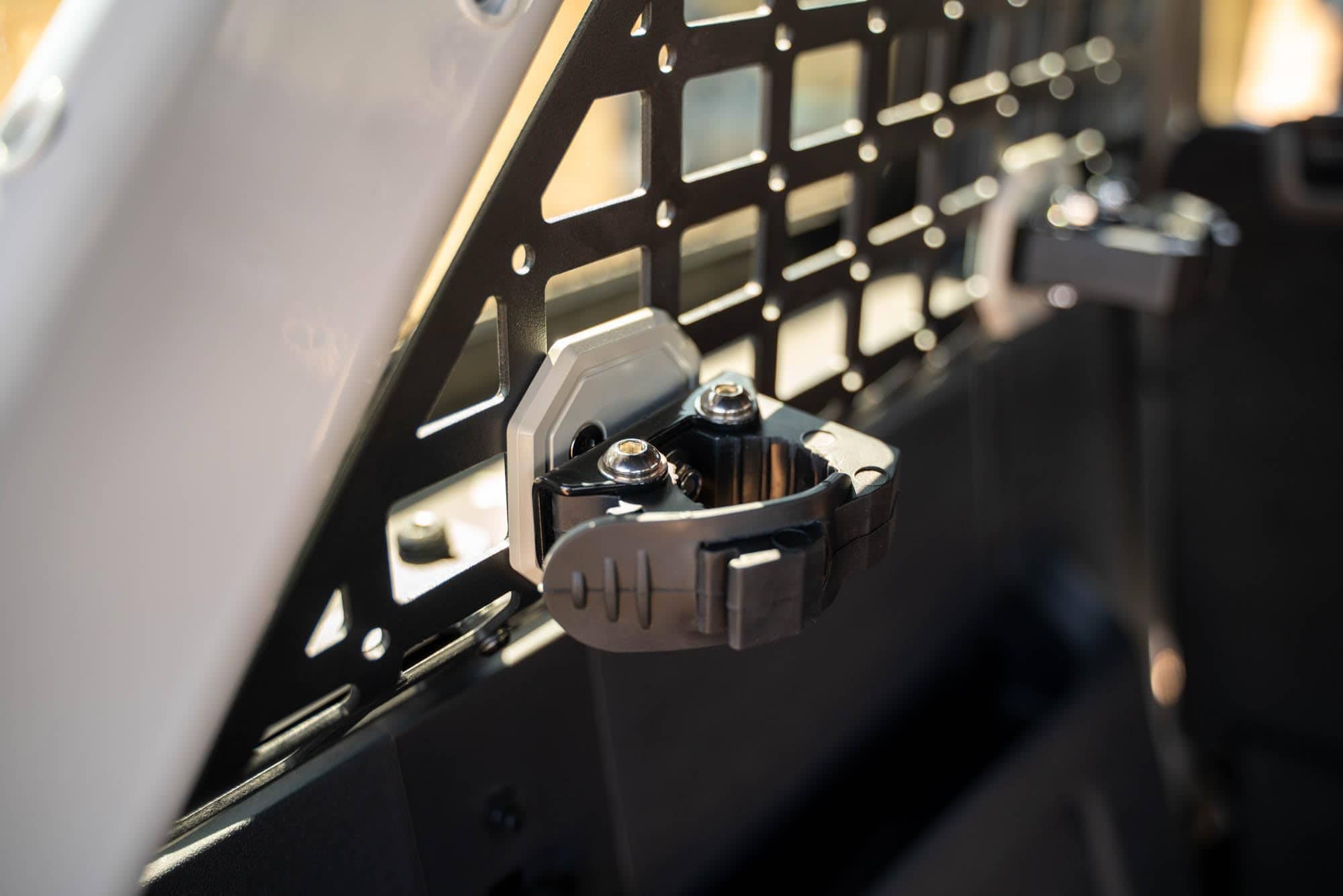 Soportes de montaje de herramientas DV8 Offroad Quick - Imagen 3