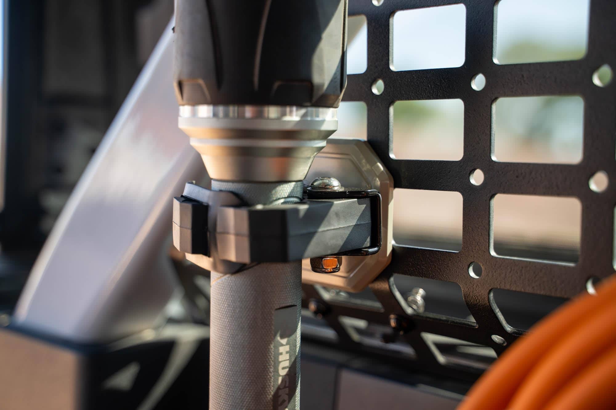 Soportes de montaje de herramientas DV8 Offroad Quick - Imagen 7