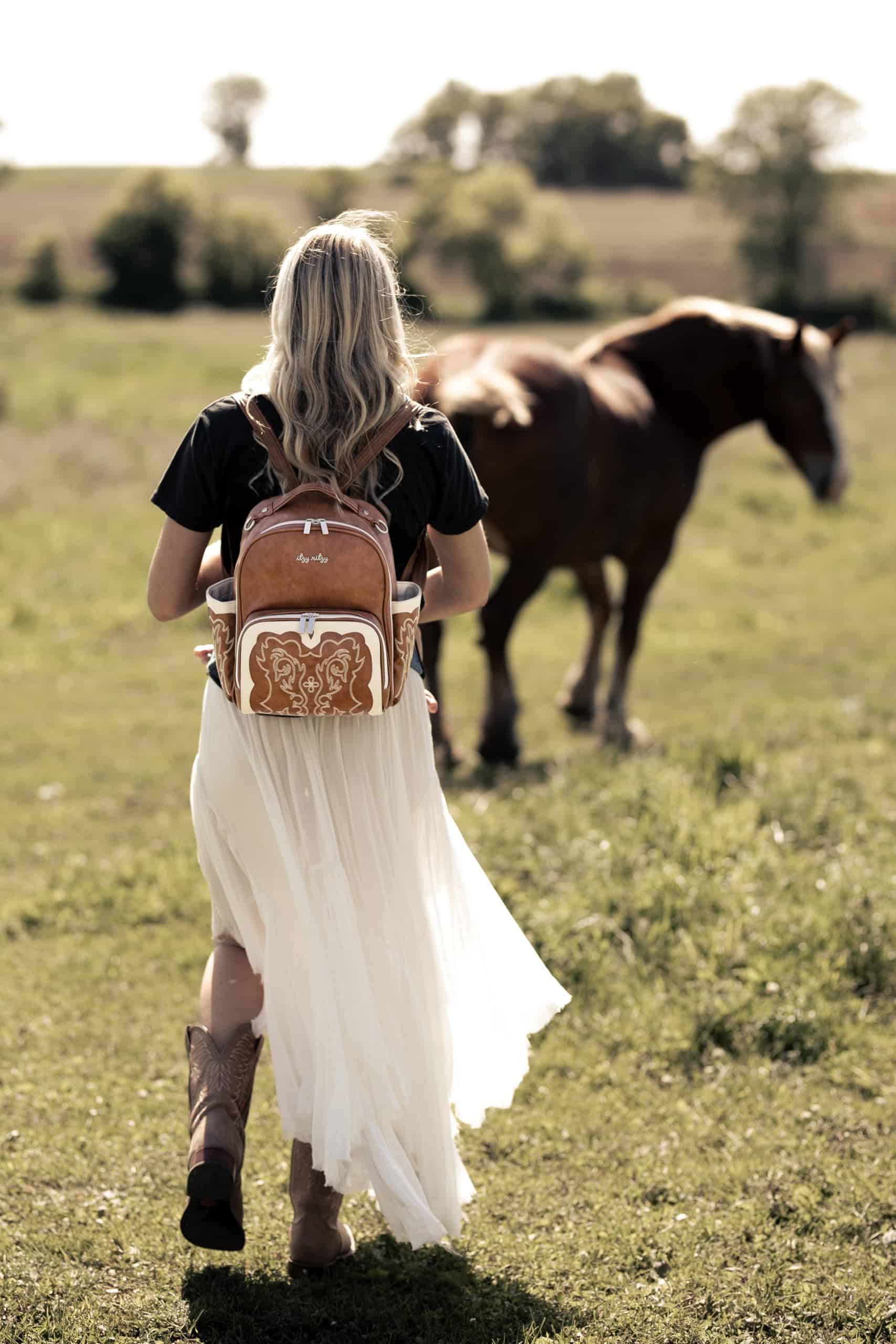 Bolso de pañales Itzy Ritzy Mini Plus, Saddle - Imagen 3