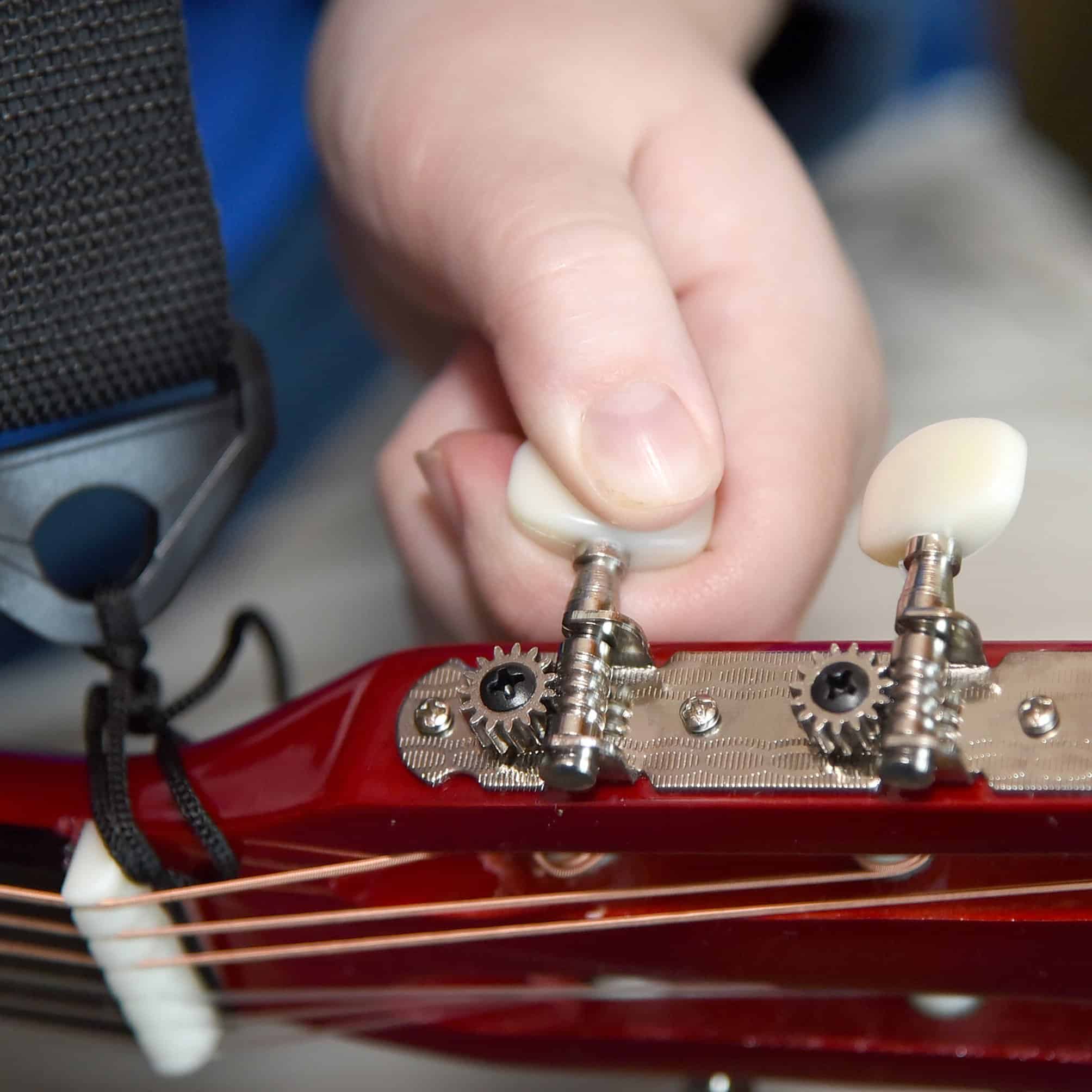 Guitarra de Madera de 30" con Estuche y Accesorios para - Imagen 6