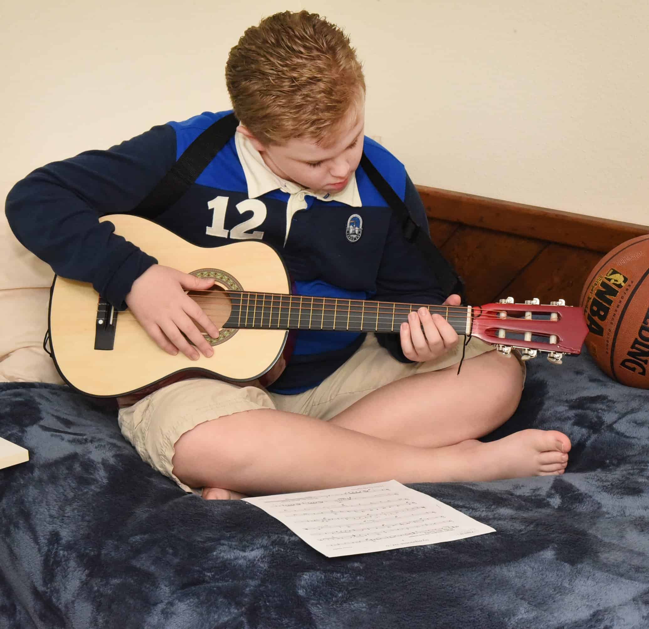 Guitarra de Madera de 30" con Estuche y Accesorios para - Imagen 5