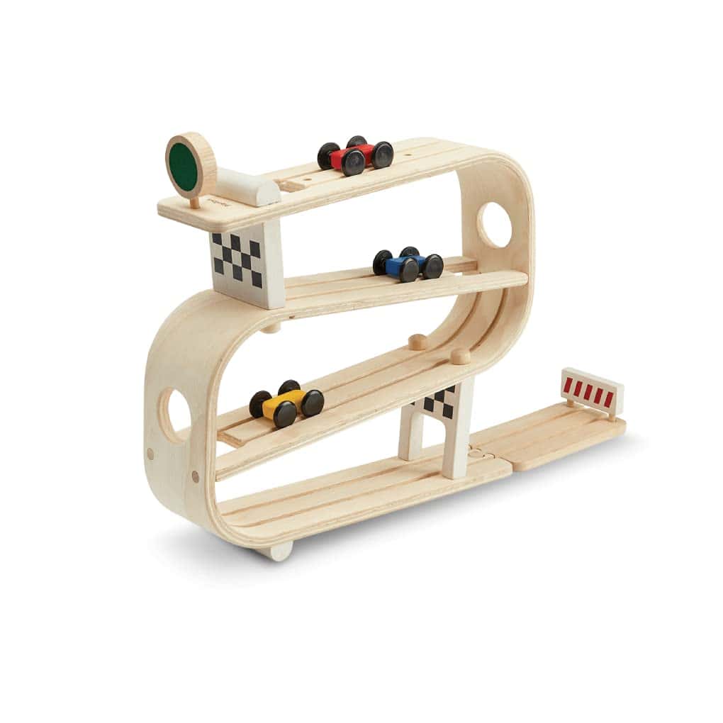 Carreras de rampa de madera PlanToys con 3 autos (5379) |