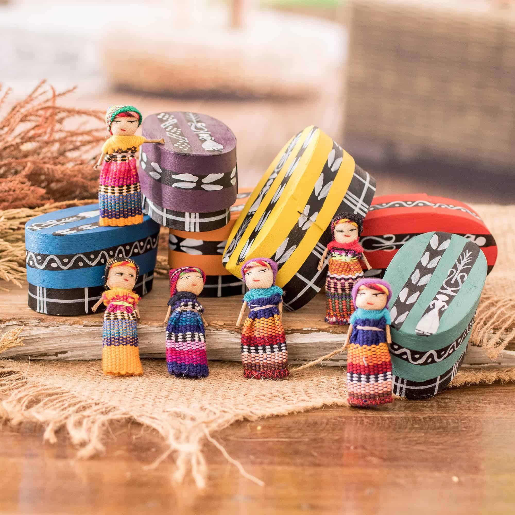 NOVICA Caja Artesanal de Muñecos Quitapenas Seis Cajas de - Imagen 7