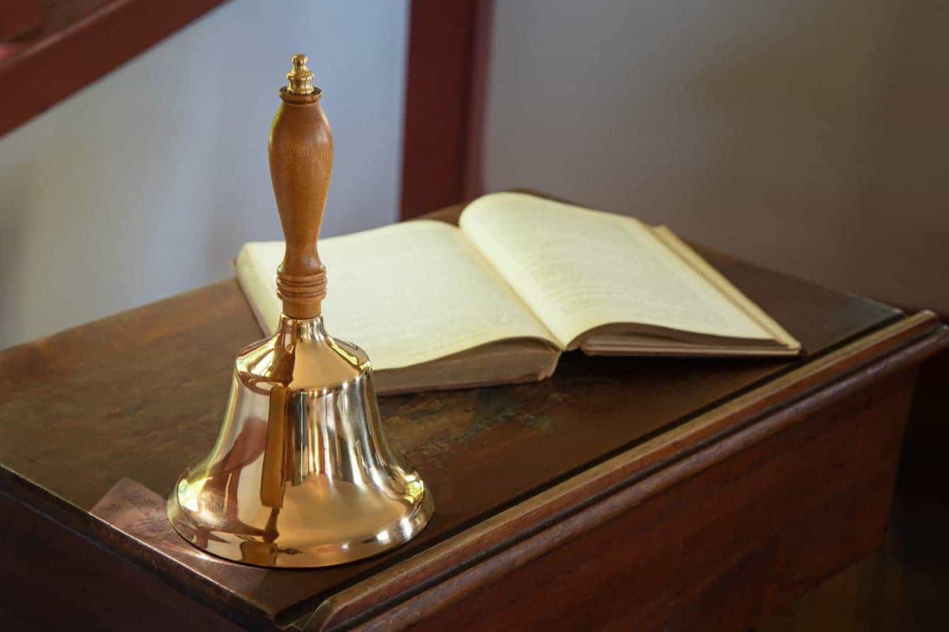 Campana de mano sólida Bevin Bells con mango de madera, - Imagen 9