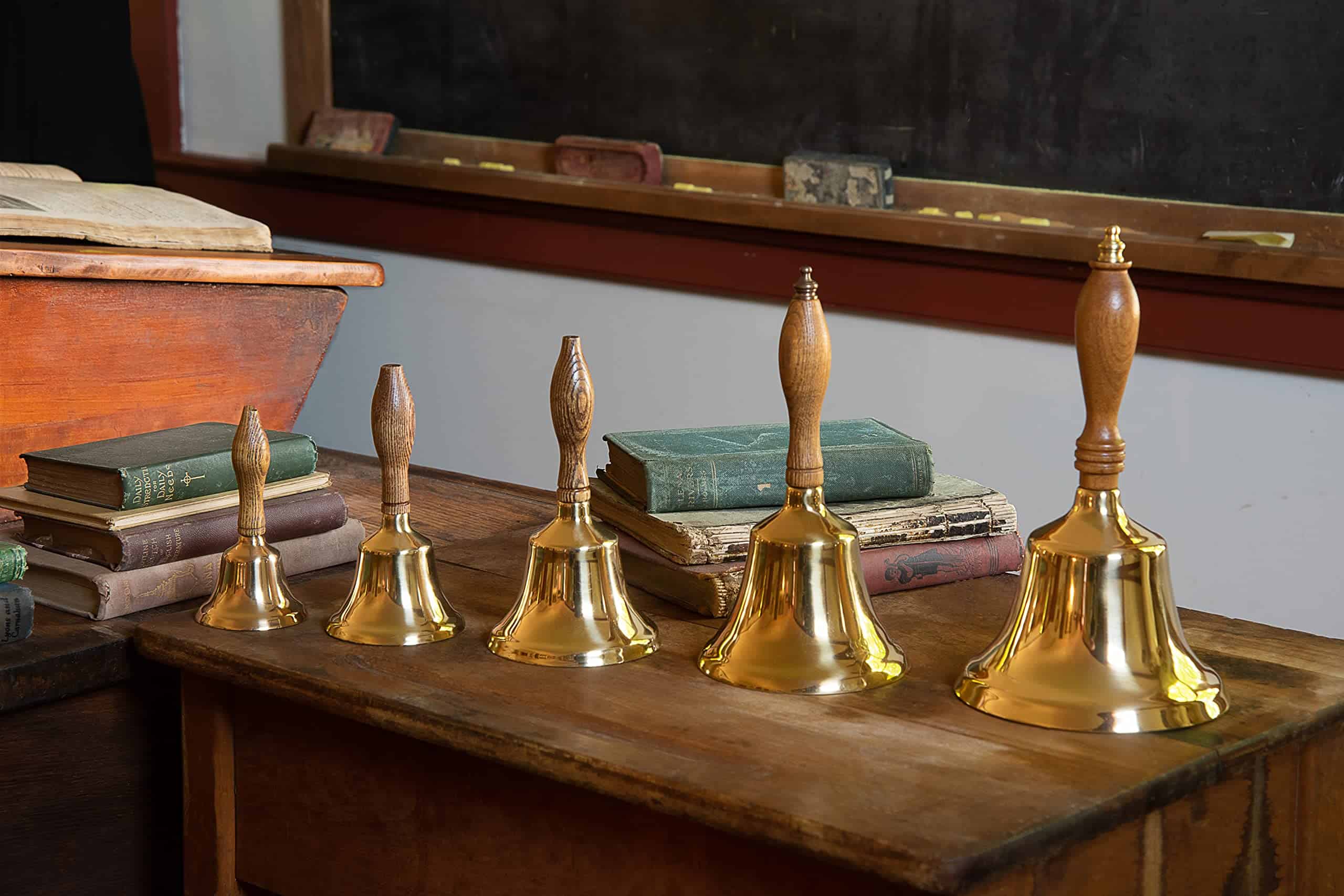 Campana de mano sólida Bevin Bells con mango de madera, - Imagen 6