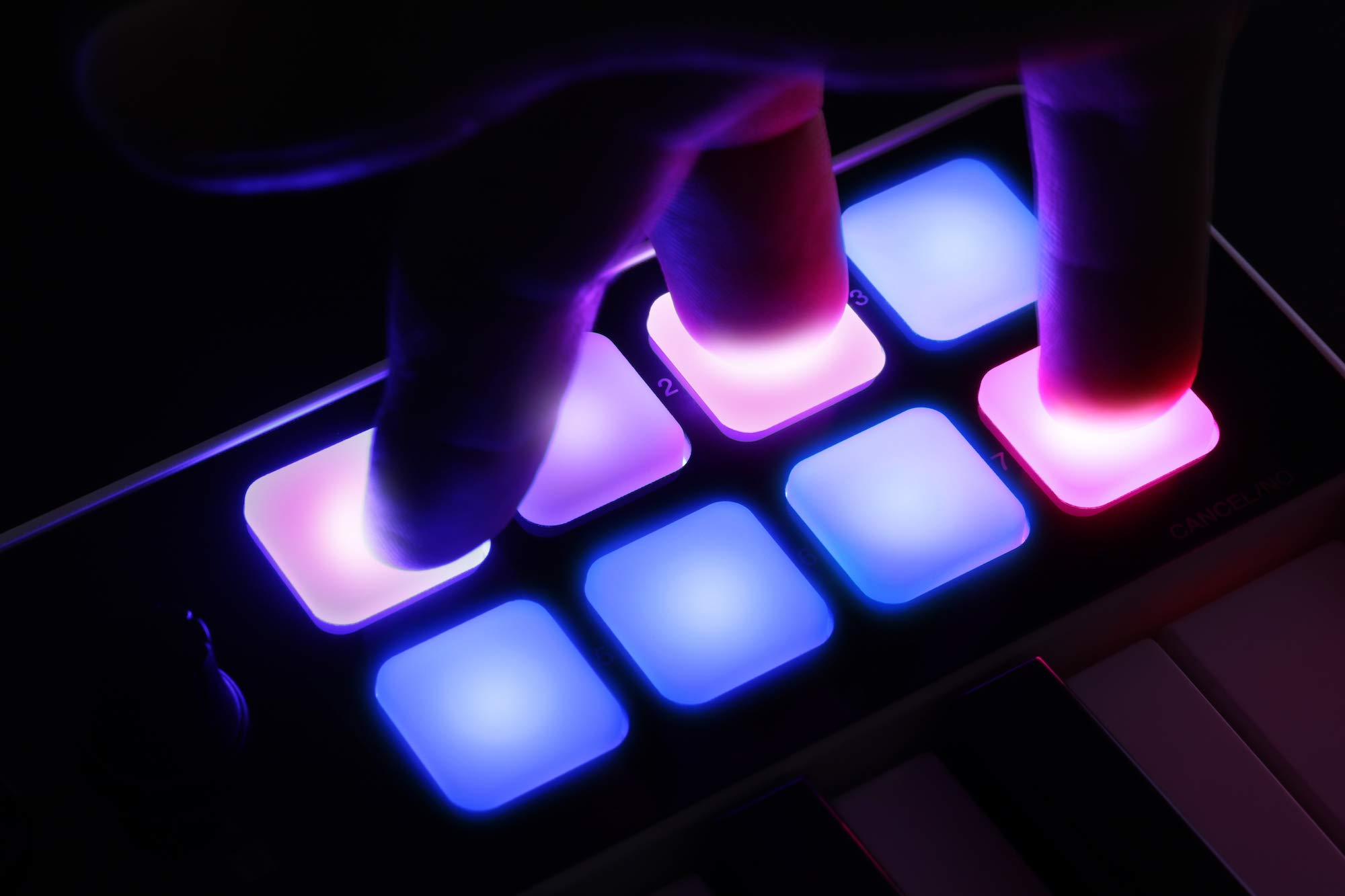 Controlador MIDI de 25 teclas IK Multimedia iRig Keys I/O - Imagen 9