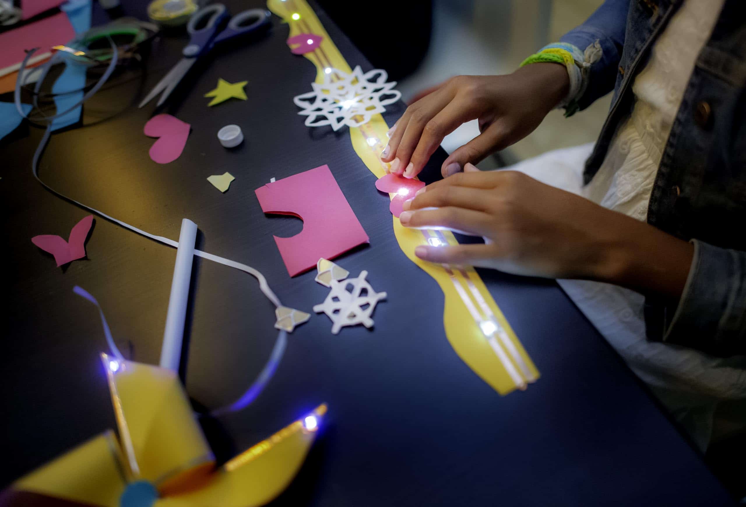 Paquete de aula Chibitronics de 30 calcomanías de circuito - Imagen 6