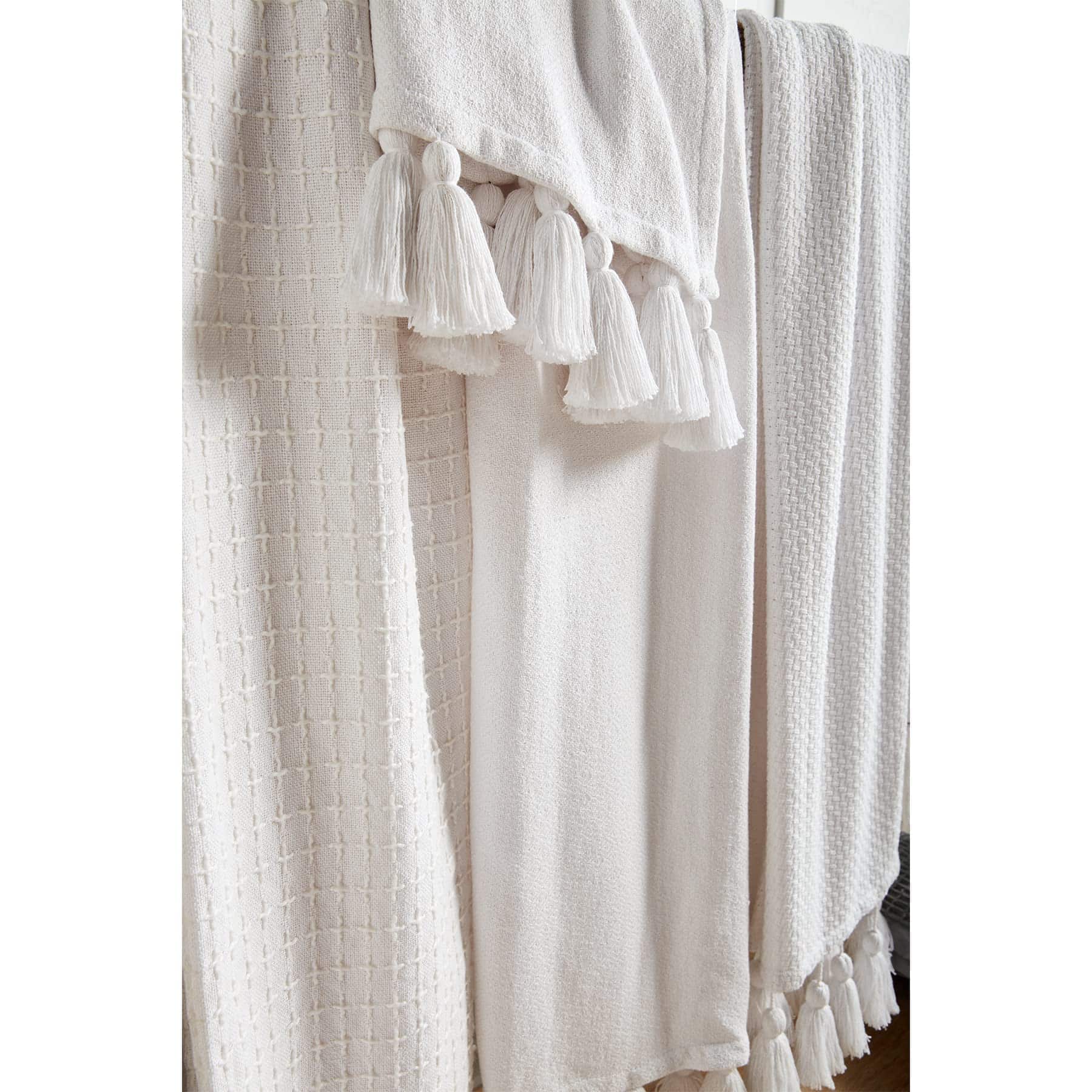 Manta de tiro blanca con borlas tejidas Mud Pie, 50" x 61" - Imagen 10