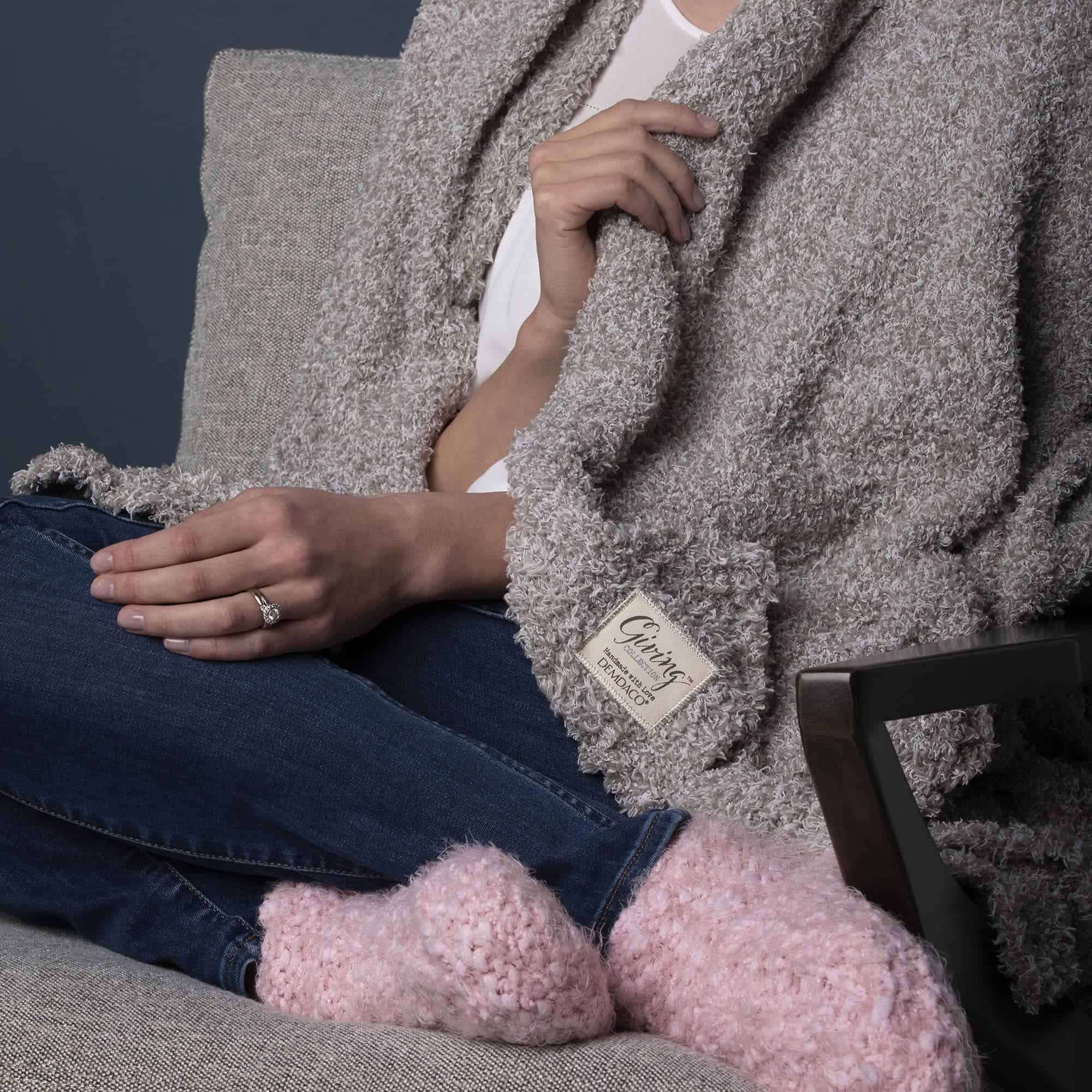 DEMDACO Manta Decorativa de Felpa Suave en Gris Taupe de 50 - Imagen 7