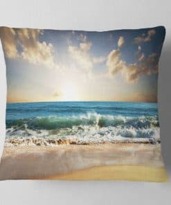 Almohada de diseño 'Cielo nublado y mar azul vibrante' para