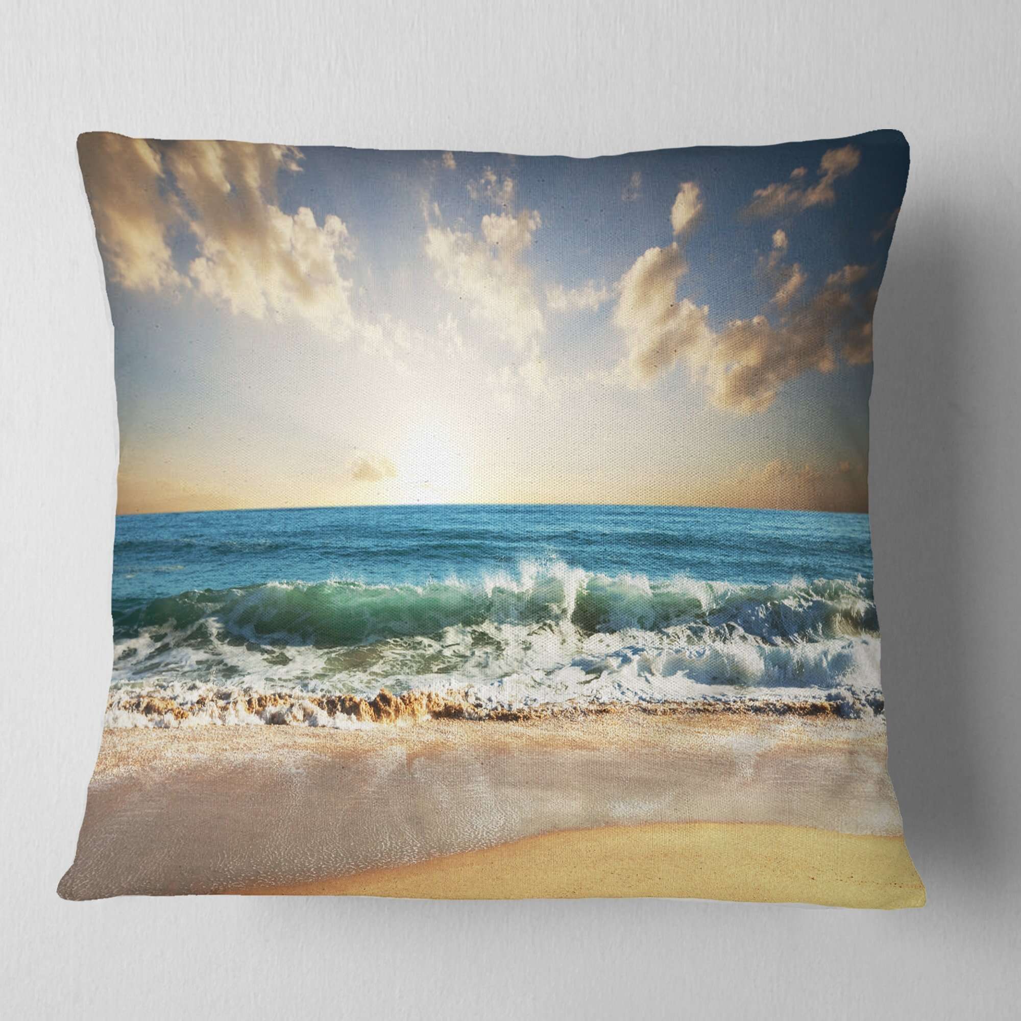 Almohada de diseño 'Cielo nublado y mar azul vibrante' para