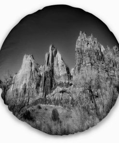 Designart Rising Red Rocks Black and White - Almohada