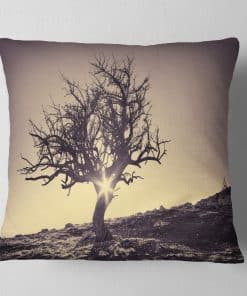 Designart Árbol Solitario Gris en la Montaña Lanzamiento