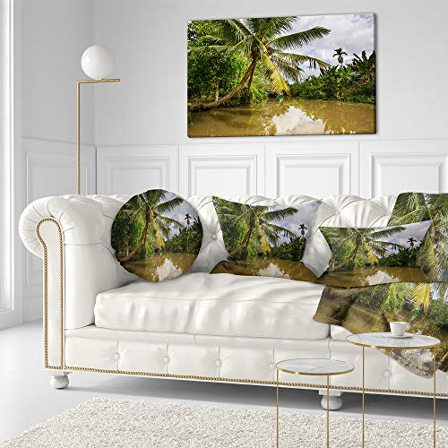 Designart Tropical River with Bent Coconut Palm' Almohada - Imagen 3