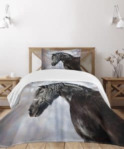 Colcha Lunarable de Caballos, Perfil de un Semental Negro