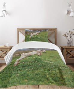 Colcha Lunarable para Cama, Cabra Juego en la Primavera en