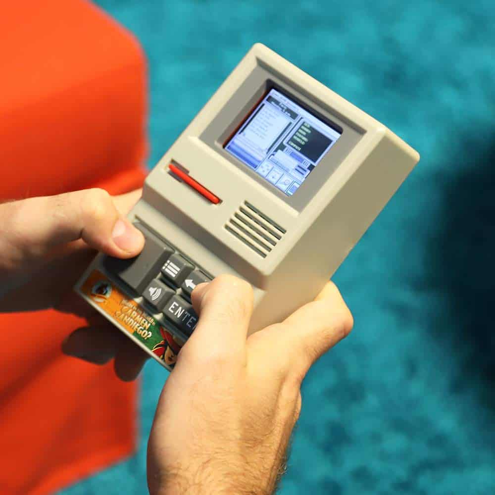 Juego Electrónico Portátil Carmen Sandiego de Basic Fun - Imagen 6