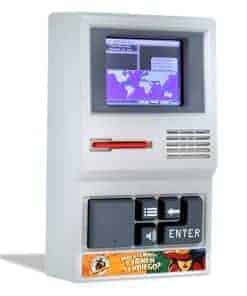 Juego Electrónico Portátil Carmen Sandiego de Basic Fun