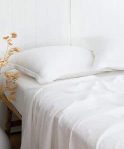 Juego de sábanas blancas con textura de lino de PANDATEX,