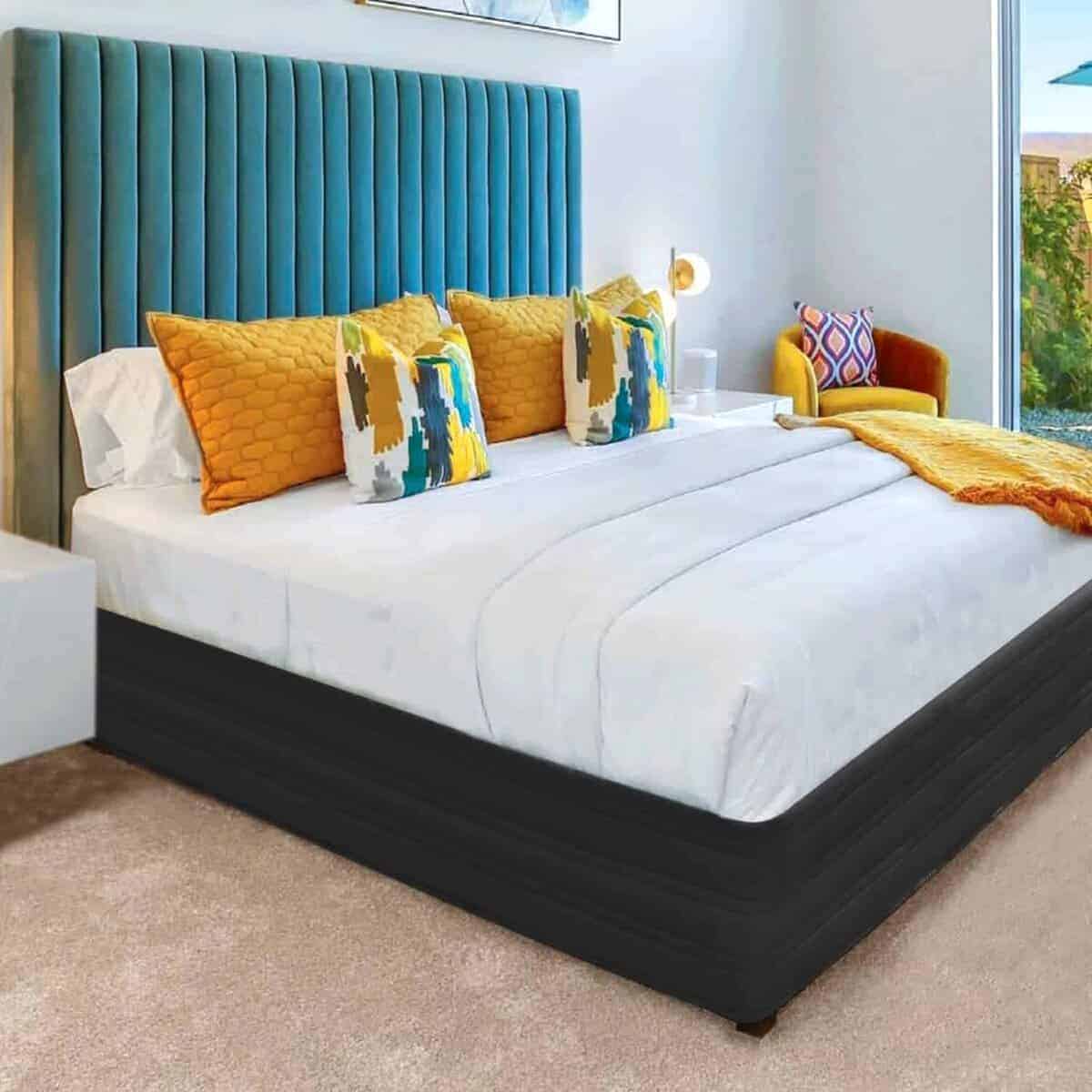 Falda de cama ajustada acolchada Ramesses con caída clásica