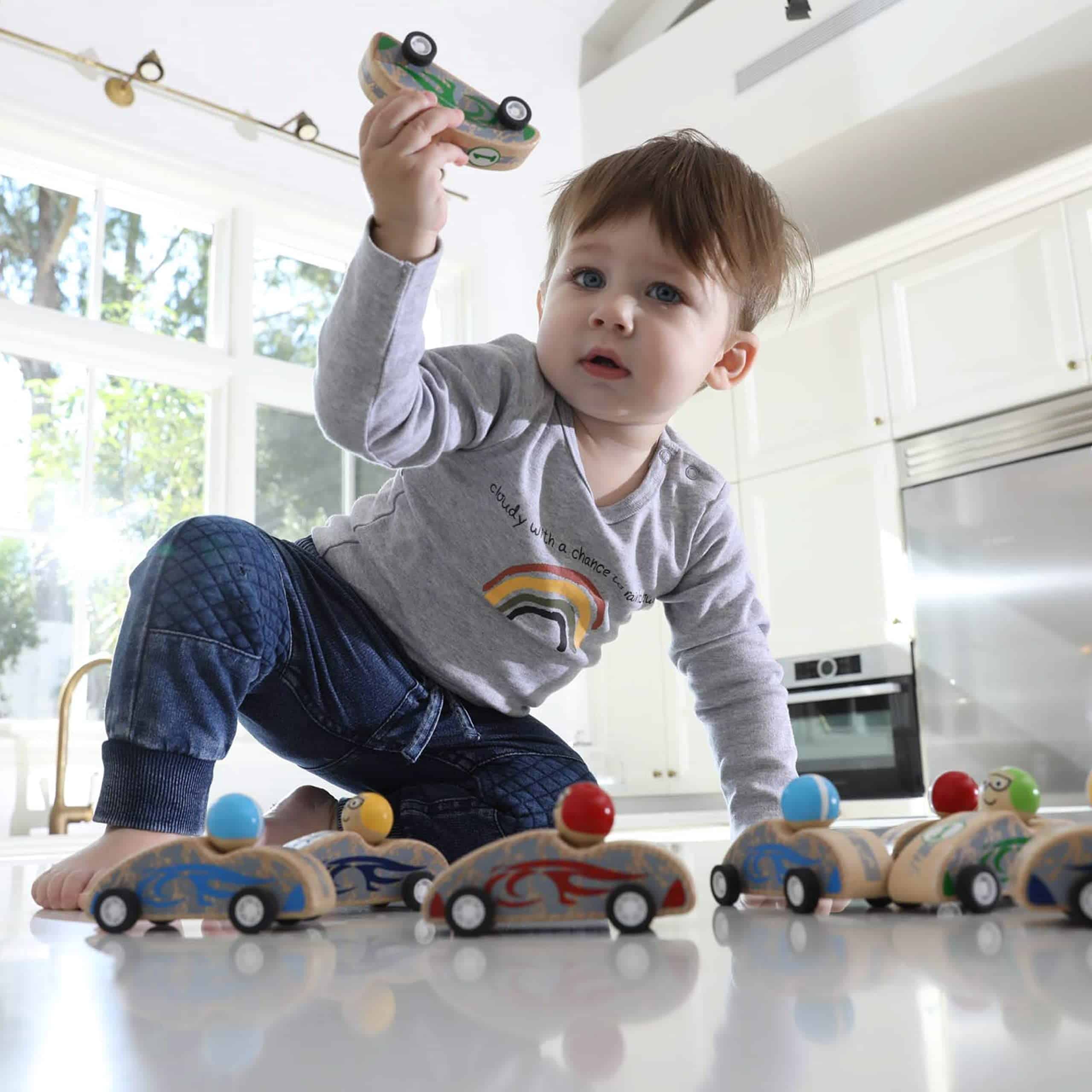 Edushape Juego de 8 Coches de Carreras de Madera con Cuerda - Imagen 7