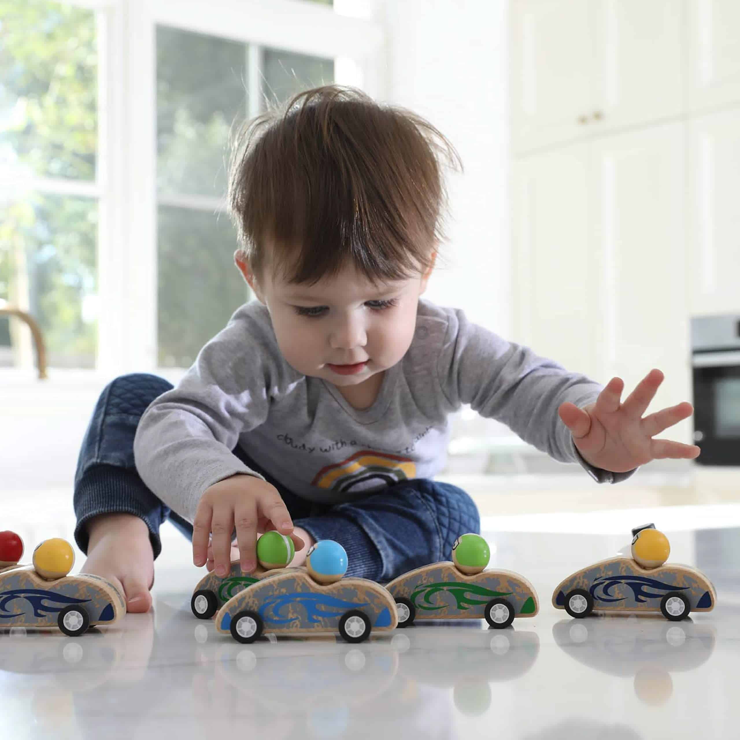 Edushape Juego de 8 Coches de Carreras de Madera con Cuerda - Imagen 6