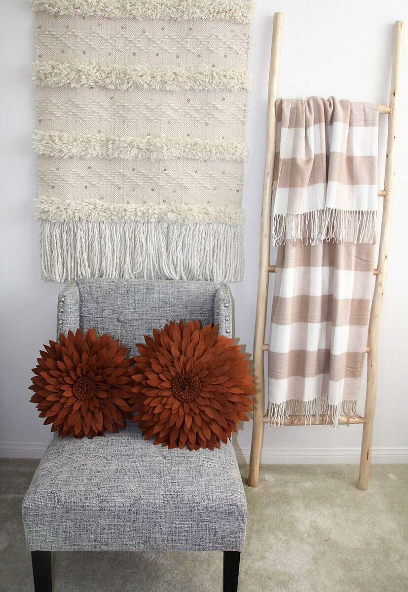 Almohada Decorativa de Flores Contempo -Moca Sólido - Imagen 6