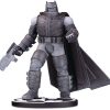 Estátua de Batman en Blanco y Negro: Batman Armado por
