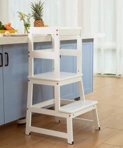 Taburete para niños y bebés en la cocina con barandilla de