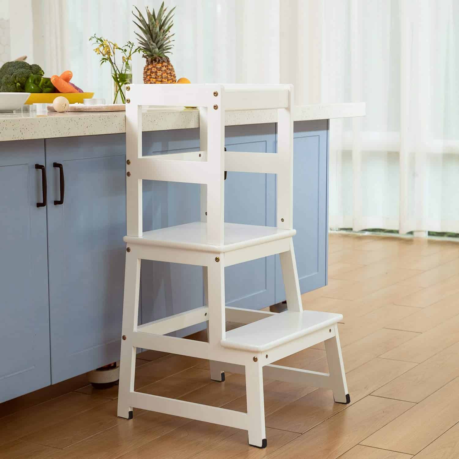 Taburete para niños y bebés en la cocina con barandilla de