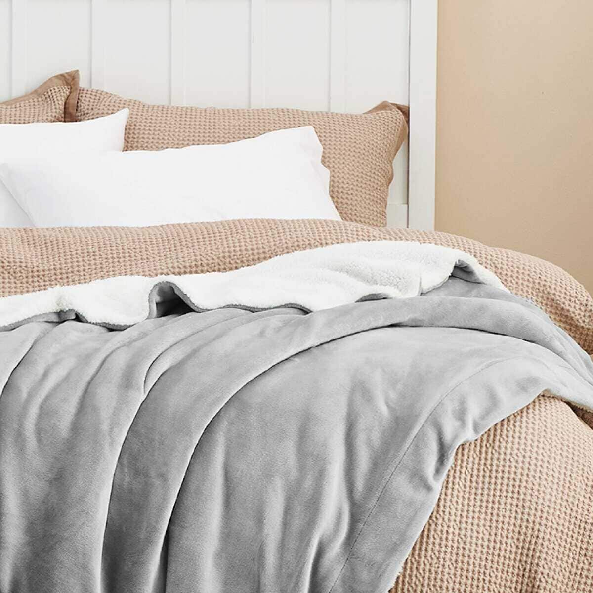 Mantas de Franela Sherpa Bedsure Tamaño Queen -Gris Claro - Imagen 5