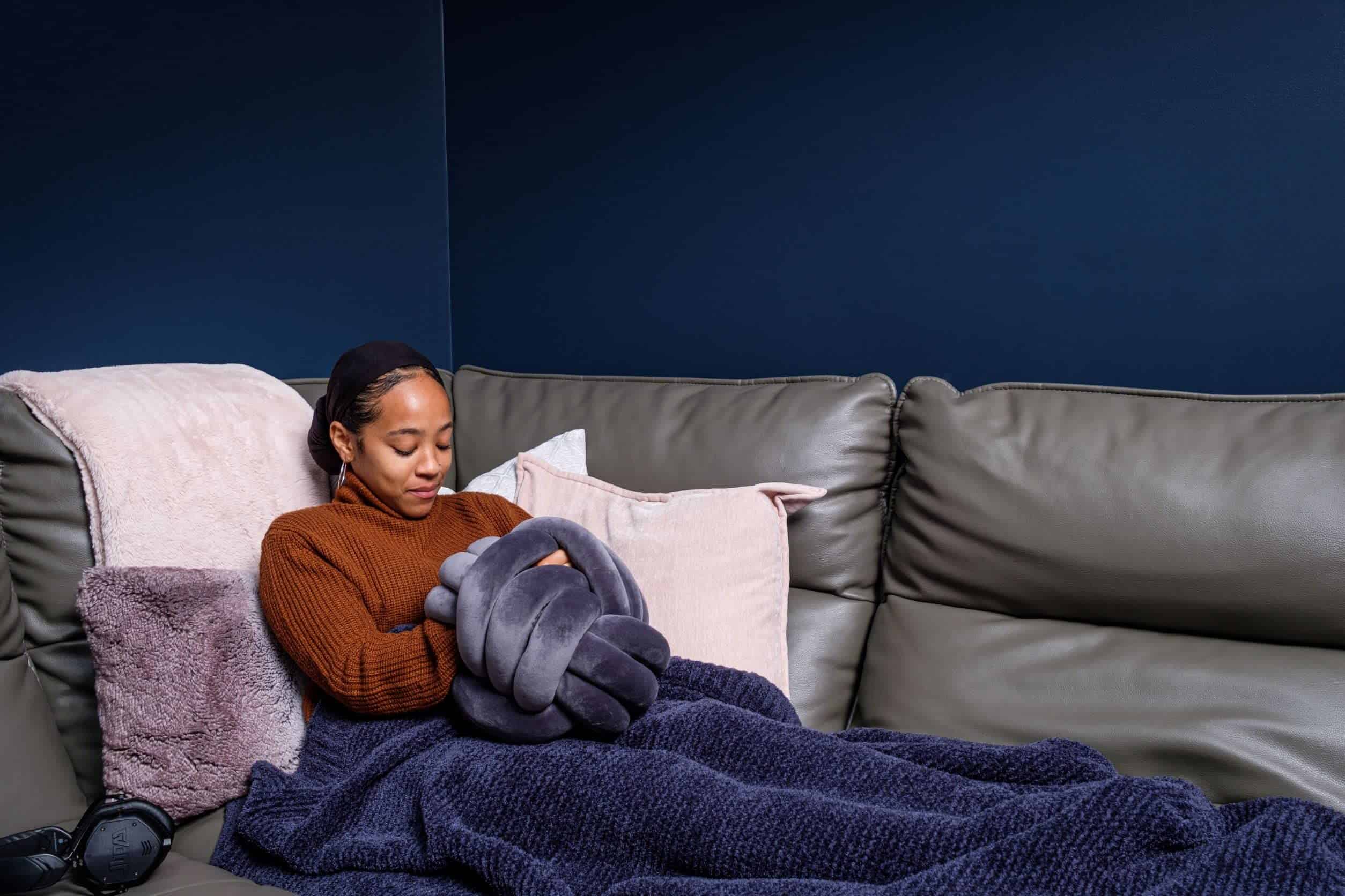 Pelota Sensorial de Peluche Lila de 10� Playlearn - - Imagen 5