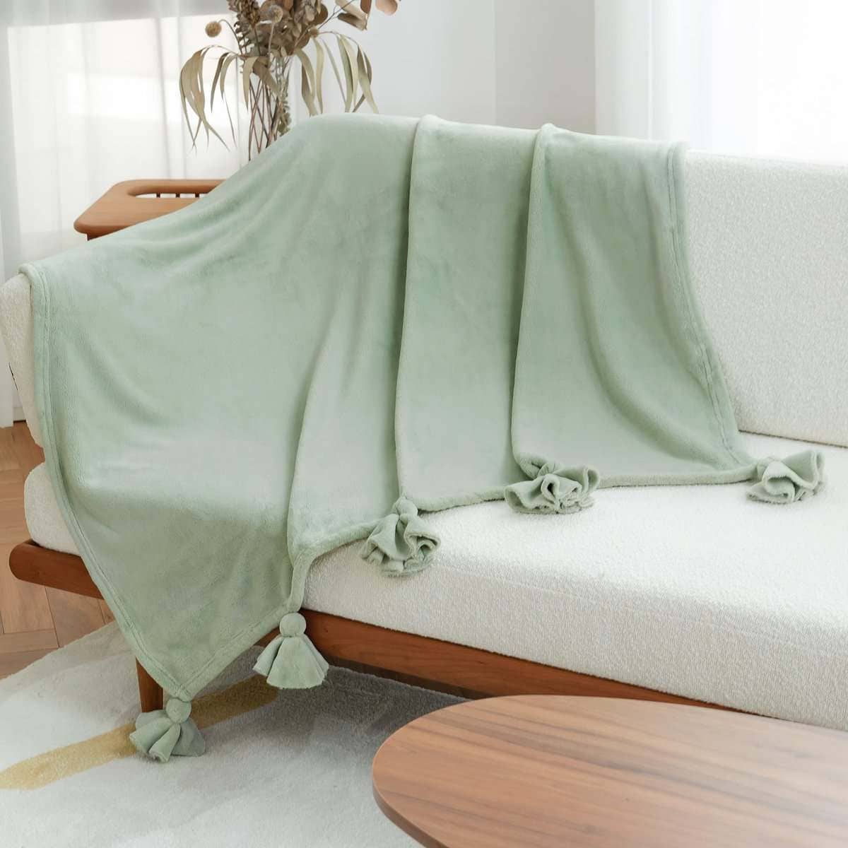 Amélie Home Mantas de Forro Polar con Borlas, Verde Salvia, - Imagen 5