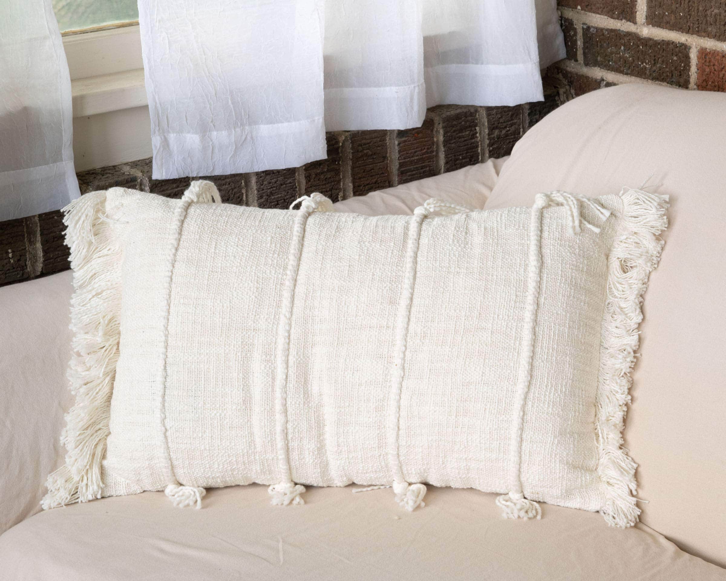 Cojín Blanco Tejido a Mano de 14x22 pulgadas de Foreside - Imagen 5