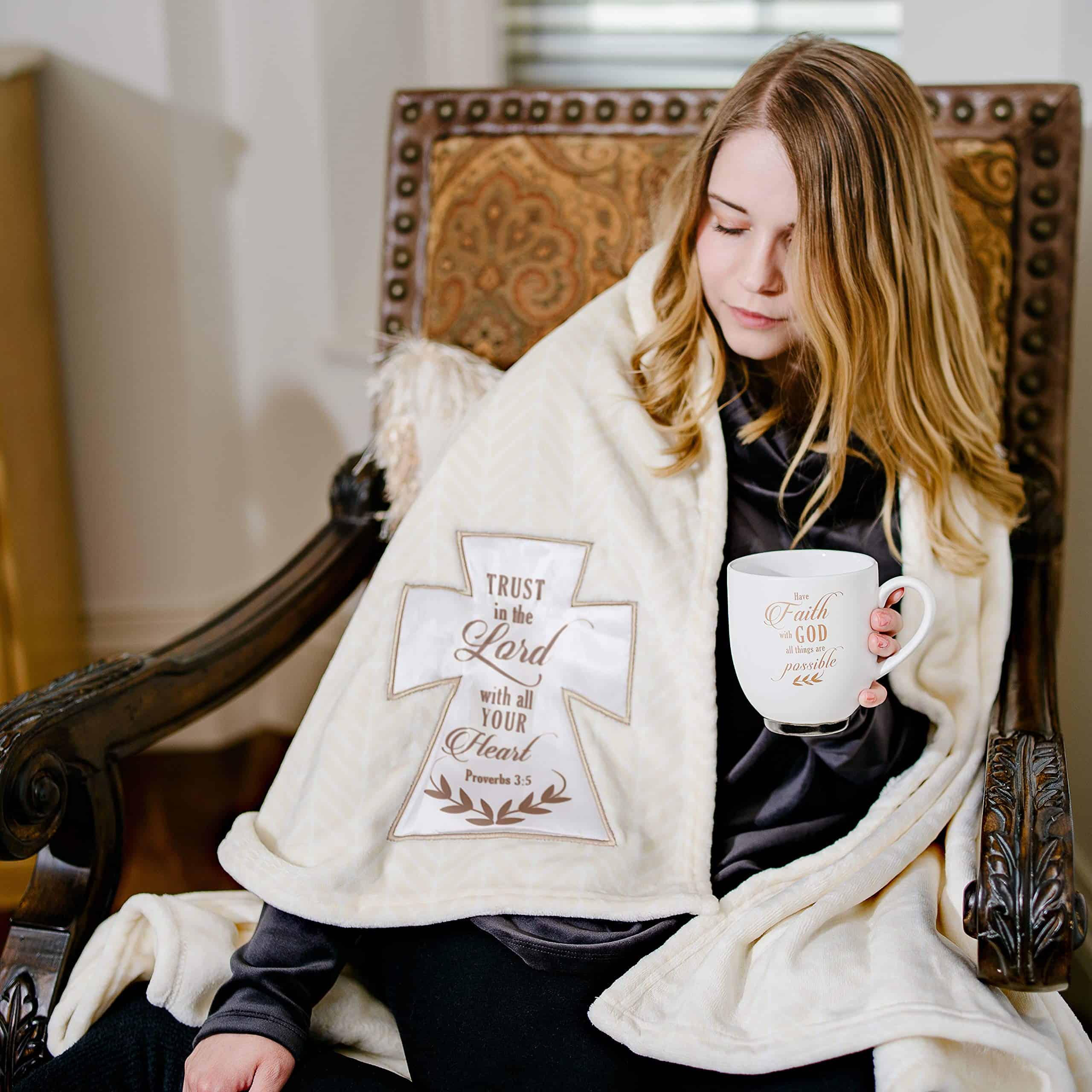 Manta de felpa real Pavilion- Lord de 50" x 60" - Confía en - Imagen 6