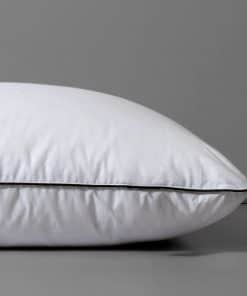 Almohada de plumas de ganso con núcleo de plumas rodeado de