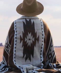 Manta con Estampado Azteca y Forro Suave de -Brown