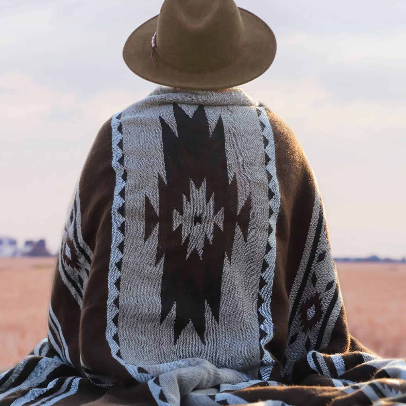 Manta con Estampado Azteca y Forro Suave de -Brown