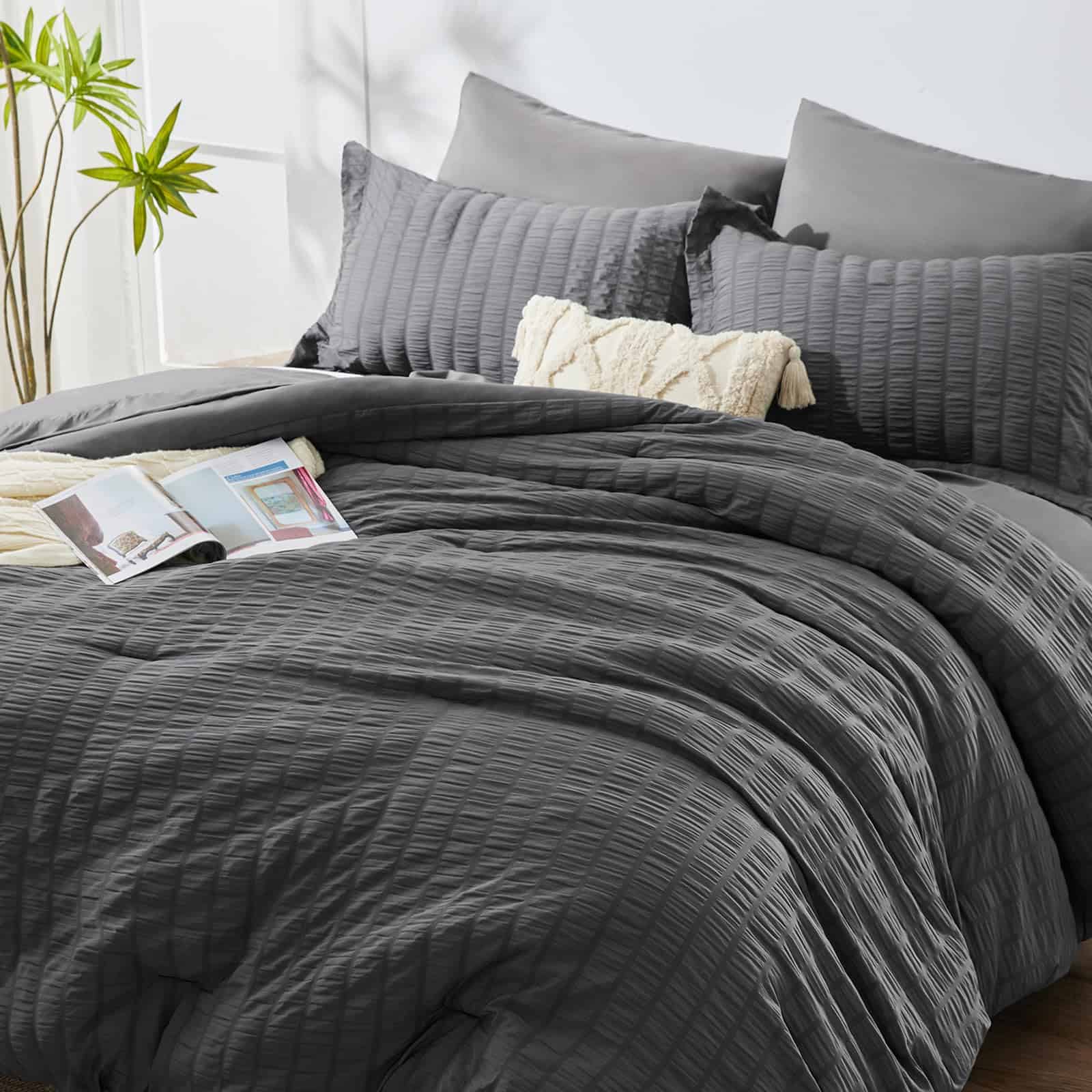 Set de Edredón King Seersucker CozyLux con Sábanas Gris - Imagen 4