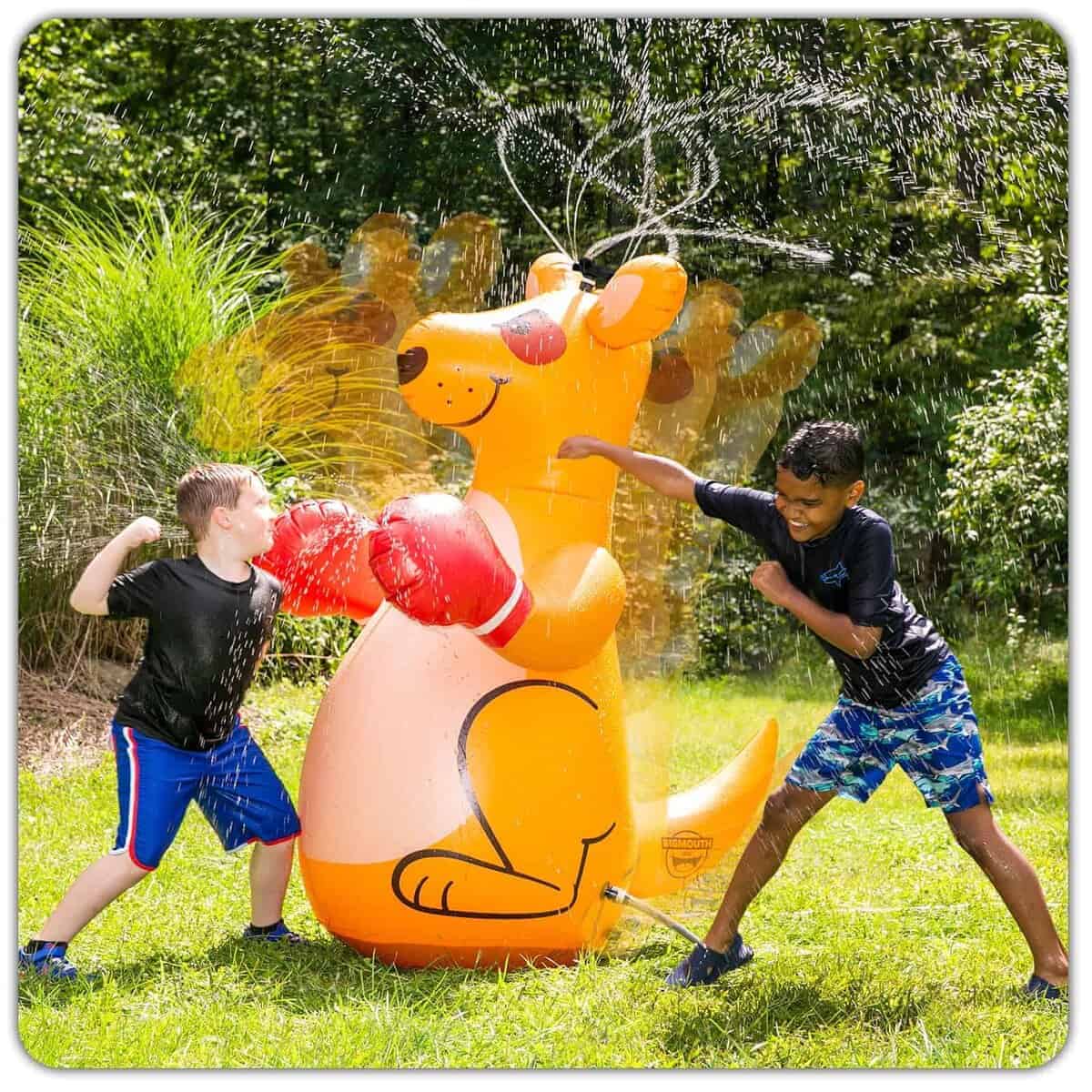 BigMouth Inc. Gigante Inflable Boxeo Canguro Rociador,